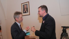 Senátor Miloš Vystrčil (ODS) s odznakem Blesk Tlapky. (30. 1. 2020)