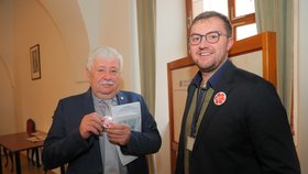 Senátor Václav Chaloupek (OPAT) odznakem Blesk Tlapky. (30. 1. 2020)