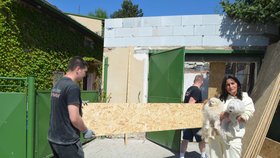 Zakladatelka spolku Srdečné tlapky Kateřina Ondičová před budovou, kterou dobrovolníci svépomocí rekonstruují