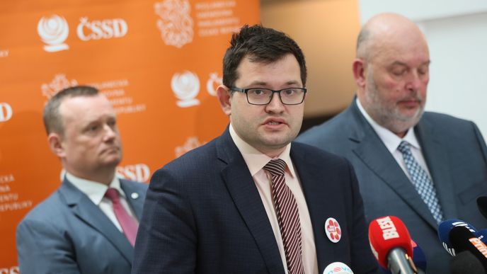 Předseda poslaneckého klubu ČSSD Jan Chvojka v popředí (3. 3. 2020)