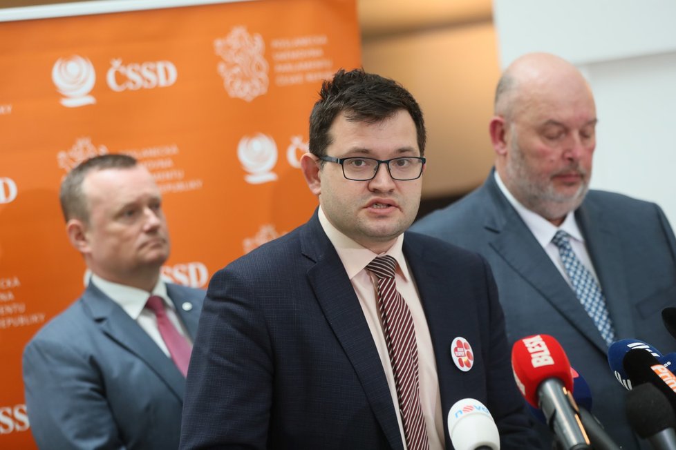 Předseda Poslaneckého klubu ČSSD Jan Chvojka s plackou Blesk tlapek (3. 3. 2020)