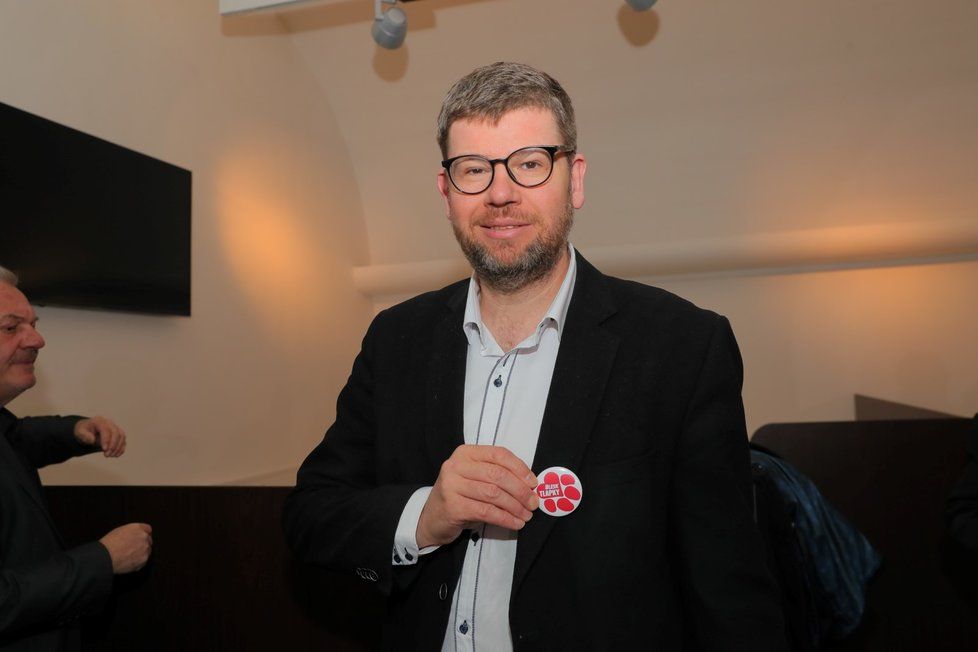 Europoslanec Jiří Pospíšil (TOP 09) s plackou Blesk tlapek (3. 3. 2020)