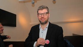Europoslanec Jiří Pospíšil (TOP 09) s plackou Blesk tlapek (3. 3. 2020)