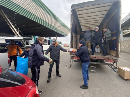 Na ukrajinské straně pak náklad ze všech 23 aut přeložili do připraveného kamionu, zaplnili ho celý.