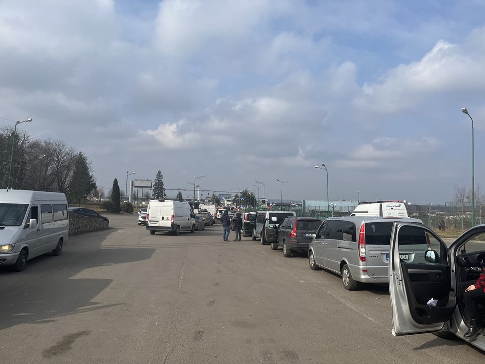 Na ukrajinsko-polské hranici čekali dobrovolníci v několikahodinové koloně