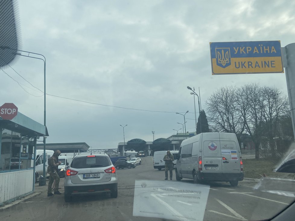 Na ukrajinsko-polské hranici čekali dobrovolníci v několikahodinové koloně