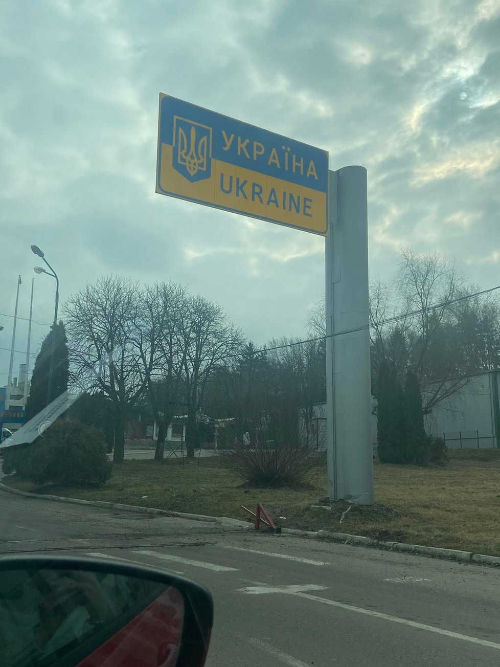 Díky předem sjednanému vojenskému doprovodu se kolona aut českých dobrovolníků dostala až na ukrajinské území