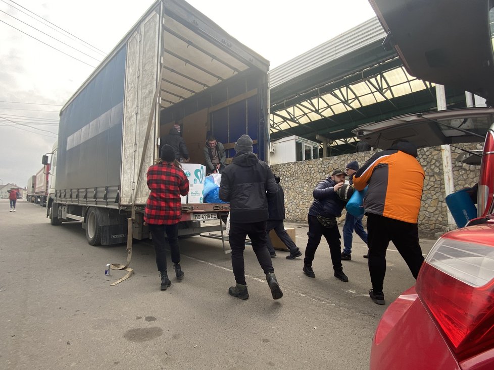 Na ukrajinské straně pak náklad ze všech 23 aut přeložili do připraveného kamionu, zaplnili ho celý