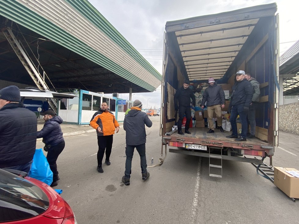 Na ukrajinské straně pak náklad ze všech 23 aut přeložili do připraveného kamionu, zaplnili ho celý