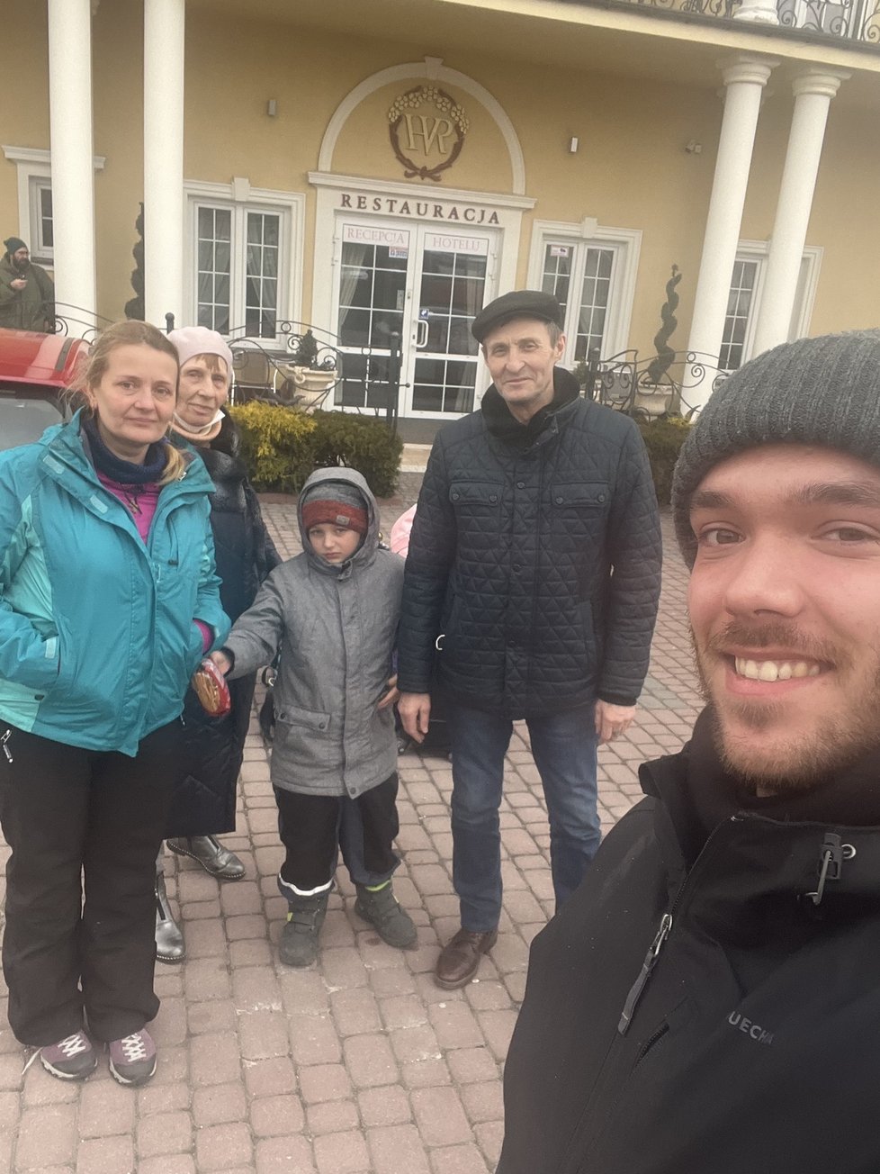 Tyto rodiny jsou díky partě mladých lidí už v bezpečí v Česku