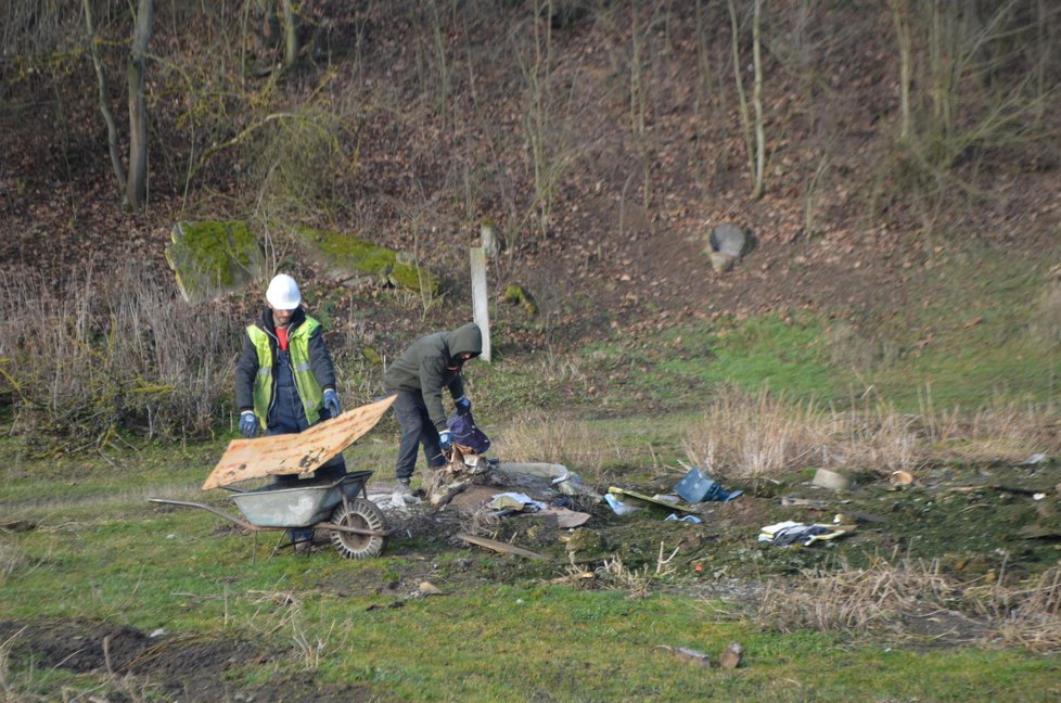 Pracovníci obce začali útulek postupně rozebírat