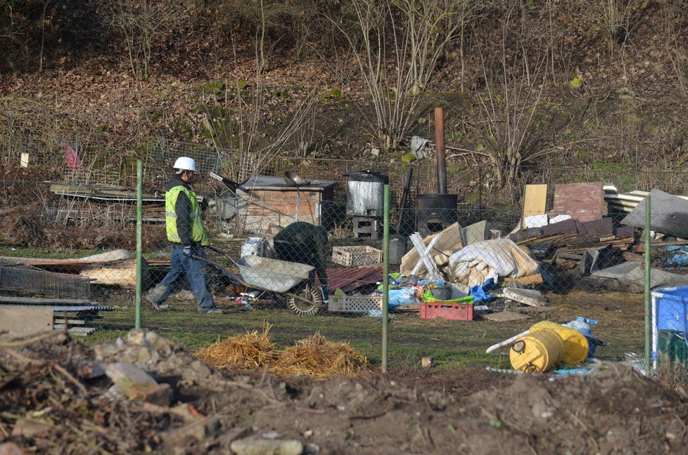 Pracovníci obce začali útulek postupně rozebírat