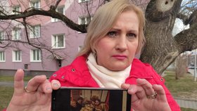 Paní Vlaďka ukázala reportérkám společnou fotku s ukrajinskými studentkami, které s přítelem odvezli do bezpečí do Česka