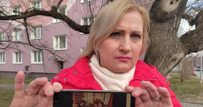 Paní Vlaďka ukázala reportérkám společnou fotku s ukrajinskými studentkami, které s přítelem odvezli do bezpečí do Česka
