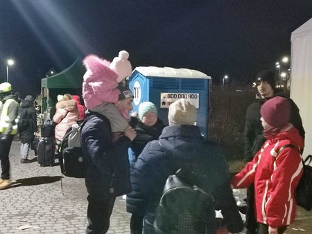Pohled na uprchlíky čekající s dětmi a zvířaty na odvoz do bezpečí, byl pro paní Vlaďku velmi frustrující
