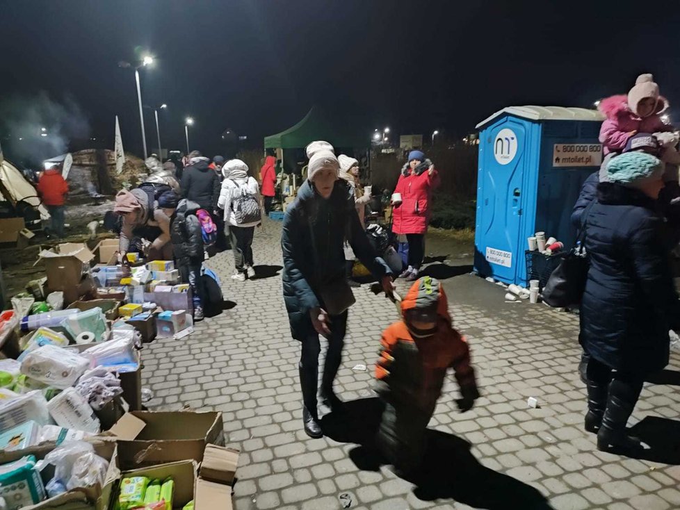 Pohled na uprchlíky čekající s dětmi a zvířaty na odvoz do bezpečí, byl pro paní Vlaďku velmi frustrující