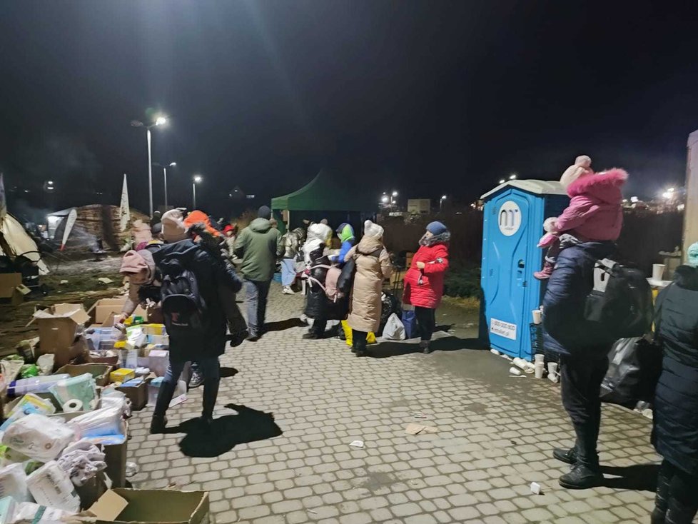 Pohled na uprchlíky čekající s dětmi a zvířaty na odvoz do bezpečí, byl pro paní Vlaďku velmi frustrující