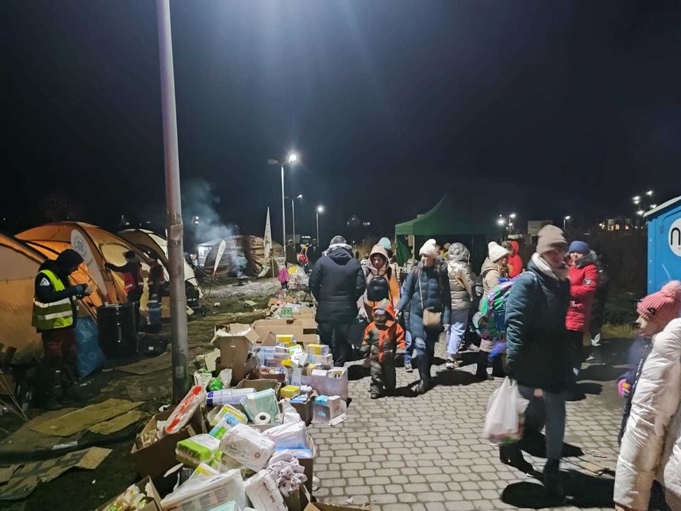 Pohled na uprchlíky čekající s dětmi a zvířaty na odvoz do bezpečí, byl pro paní Vlaďku velmi frustrující