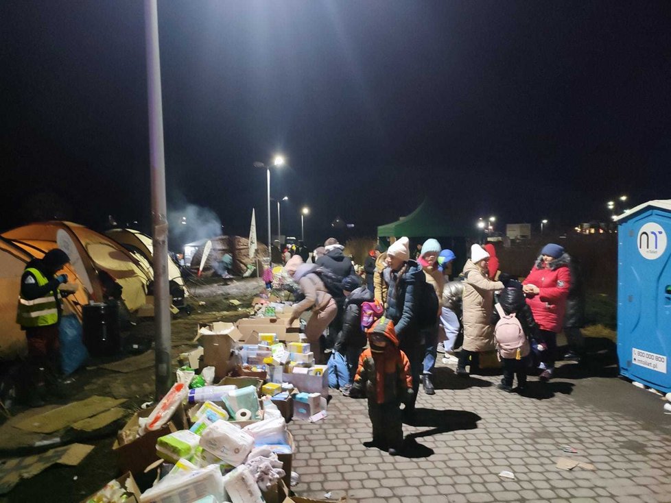 Pohled na uprchlíky čekající s dětmi a zvířaty na odvoz do bezpečí, byl pro paní Vlaďku velmi frustrující