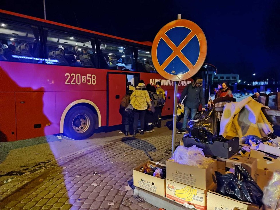 Na hranicích je vše, kočárky, oblečení i potraviny, lidé chtějí ale hlavně do bezpečí