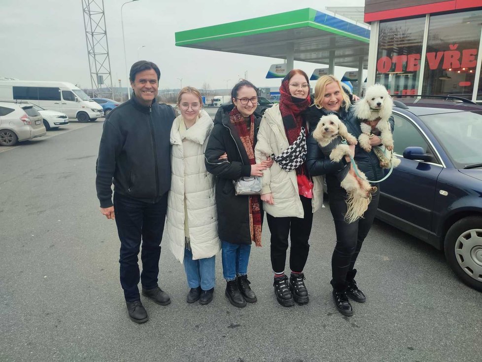 Paní Vlaďka s přítelem, svými psy a studetkami, které převezli do Česka