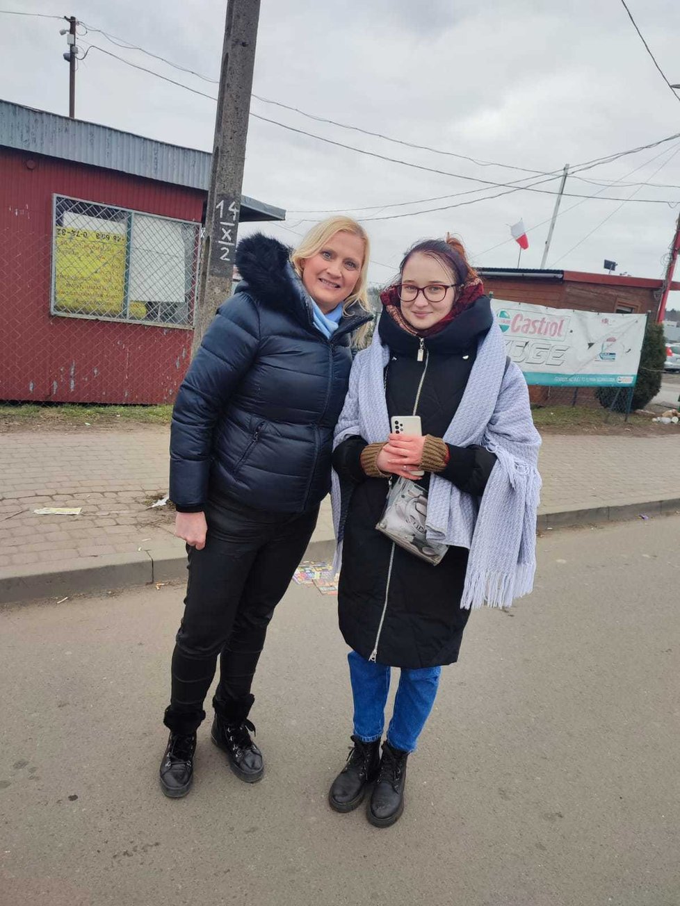 Paní Vlaďka s jednou ze studentek, kteřé převezli do Česka