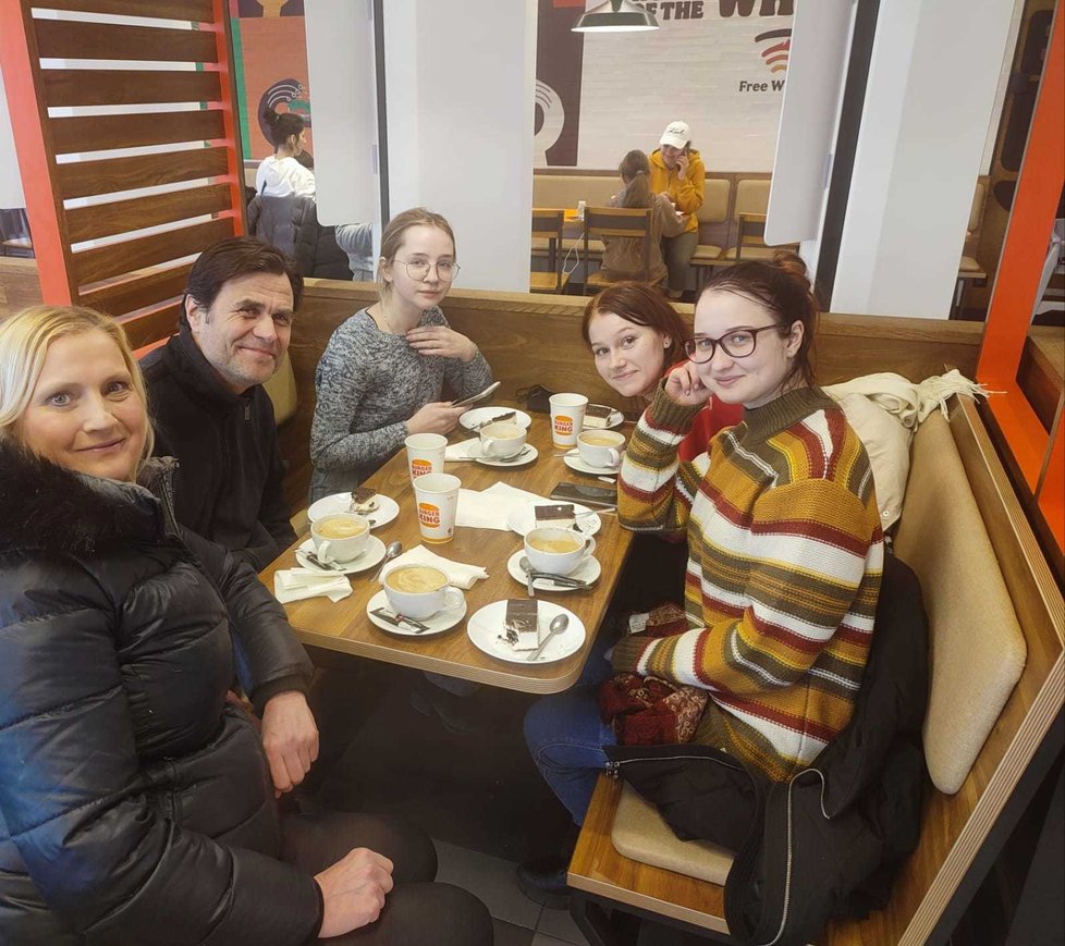 Studentky, které převzli do Česka, vzali cestou na oběd