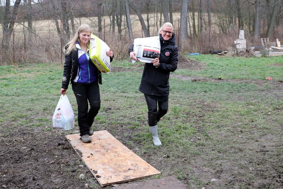 Stovky kilogramů granulí, konzervy a spoustu dalších dobrot přivezly do psího domova U Lišky redaktorky Blesk tlapek.