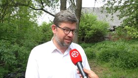 Europoslanec Jiří Pospíšil se svými spolupracovníky fenku zachránil.