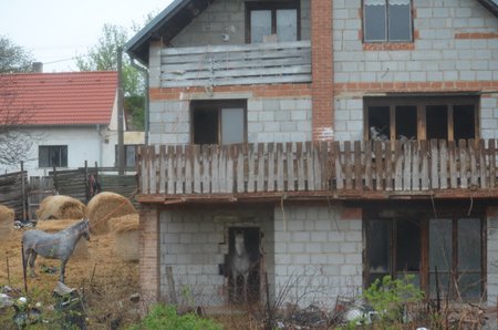 V tomto domě zvířata žijí už řadu měsíců, kozy v patře na balkoně, koně v přízemí