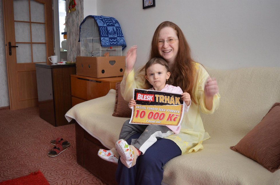 Zuzana Fasurová z Adamova s dcerou Klárkou se radují z výhry 10 000 korun ve hře Blesk Trhák.