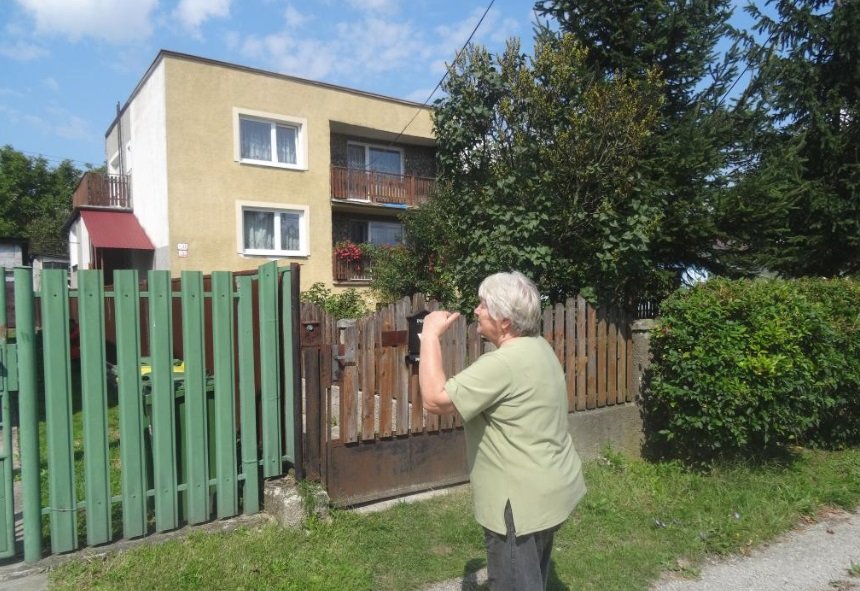 Terézia ukazuje, kam blesk udeřil