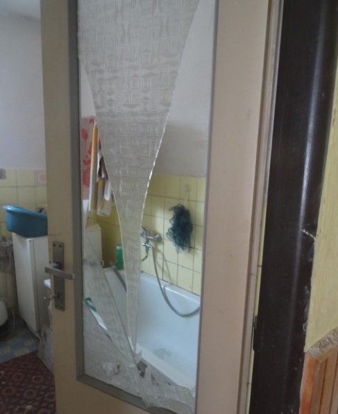Ve dveřích od koupelny prasklo sklo