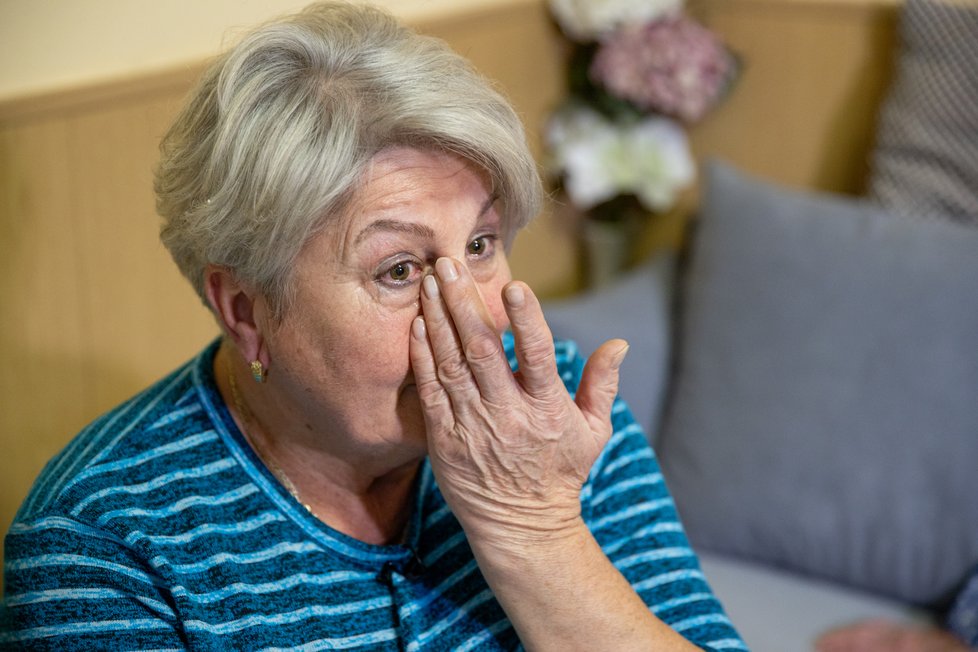 Marie (66) pečuje o nepohyblivou maminku a manžela na kyslíku. Nová koupelna by jim změnila život