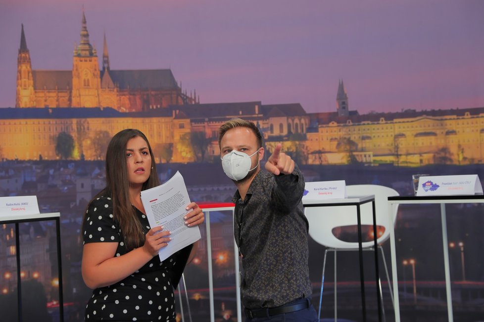 Krajská debata Blesk Zpráv o bydlení (22. 9. 2020): Zleva moderátorka pořadu Vera Renovica a moderátor Jakub Veinlich