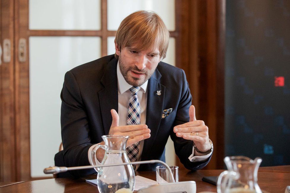 Ministr zdravotnictví Adam Vojtěch (za ANO) během rozhovoru pro Blesk Zprávy (24. 7. 2020)