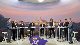 Krajská debata Blesku o dopravě: Zleva Martin Půta (STAN), Jaroslav Komínek (KSČM), Martin Červíček (ODS), Martin Kolovratník (ANO), moderátor Jakub Veinlich, Josef Janů (Piráti), Roman Línek (KDU-ČSL), Jan Jakob (TOP 09) a Martin Netolický (ČSSD)