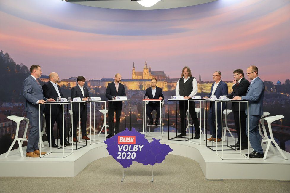 Krajská debata Blesku o dopravě: Zleva Martin Půta (STAN), Jaroslav Komínek (KSČM), Martin Červíček (ODS), Martin Kolovratník (ANO), moderátor Jakub Veinlich, Josef Janů (Piráti), Roman Líněk (KDU-ČSL), Jan Jakob (TOP 09) a Martin Netolický (ČSSD)