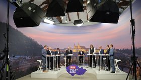 Krajská debata Blesku o dopravě: Zleva Martin Půta (STAN), Jaroslav Komínek (KSČM), Martin Červíček (ODS), Martin Kolovratník (ANO), moderátor Jakub Veinlich, Josef Janů (Piráti), Roman Línek (KDU-ČSL), Jan Jakob (TOP 09) a Martin Netolický (ČSSD)