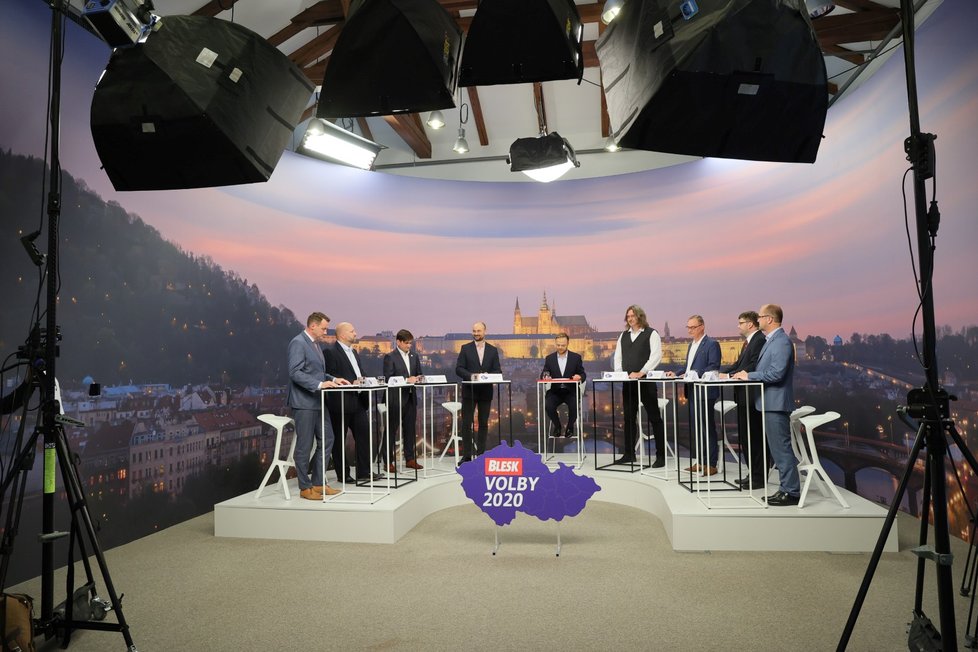 Krajská debata Blesku o dopravě: Zleva Martin Půta (STAN), Jaroslav Komínek (KSČM), Martin Červíček (ODS), Martin Kolovratník (ANO), moderátor Jakub Veinlich, Josef Janů (Piráti), Roman Líněk (KDU-ČSL), Jan Jakob (TOP 09) a Martin Netolický (ČSSD)