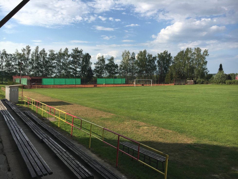 Před velkým vápnem u téhle brány v Klenčí pod Čerchovem malého fotbalistu (9) zasáhl výboj blesku.