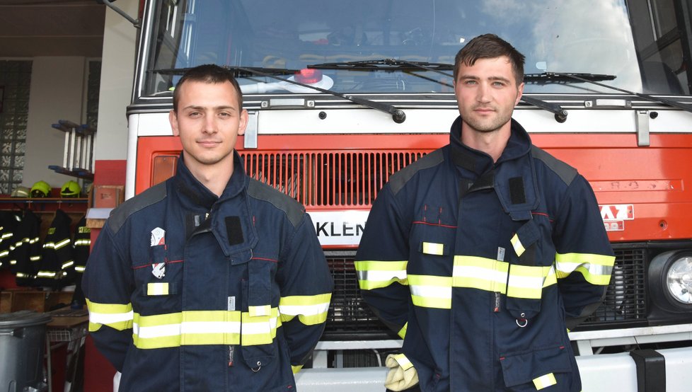 Hasiči Přemysl Lamač (27, vpravo) a Jiří Hnyk (23) vyjížděli na pomoc zasaženému dítěti.