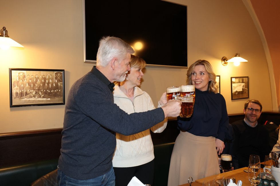 Petr Pavel s manželkou Evou Pavlovou a Danuší Nerudovou na pivě (17. 1. 2022)