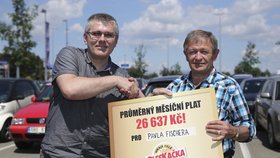 Zástupce Blesku Ondřej Požár předává výherci Pavlu Fischerovi šek na částku ve výši mesíčního platu.