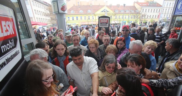 Lidé stály na BLESKmobil SIM karty několikametrové fronty