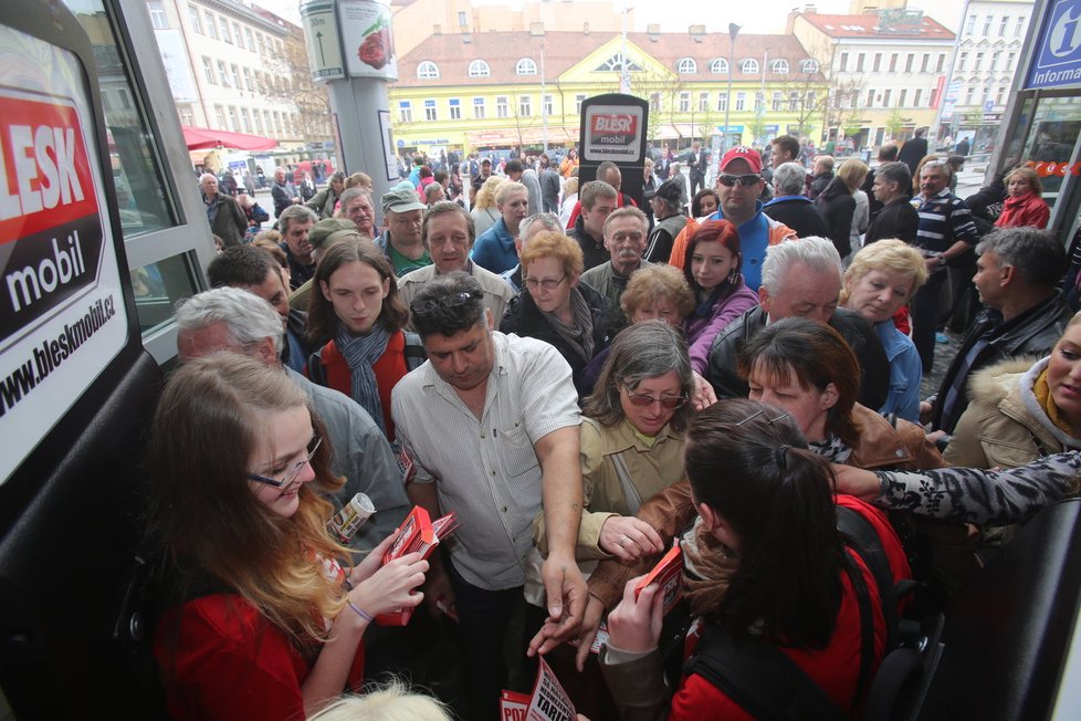 Lidé stály na BLESKmobil SIM karty několikametrové fronty