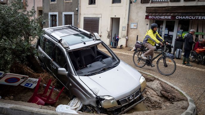 Následky bleskových povodní ve Francii