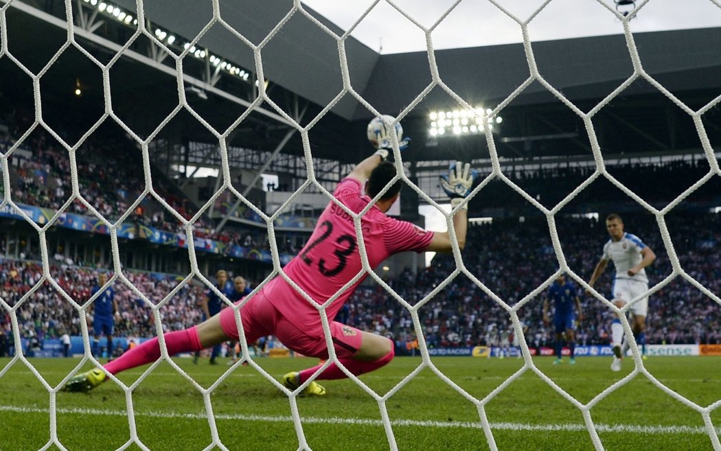 Tomáš Necid se z penalty prosadil na Euro 2016 proti Chorvatsku.