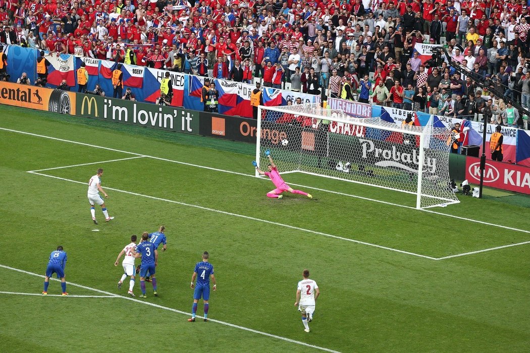 Tomáš Necid se z penalty prosadil na Euro 2016 proti Chorvatsku.