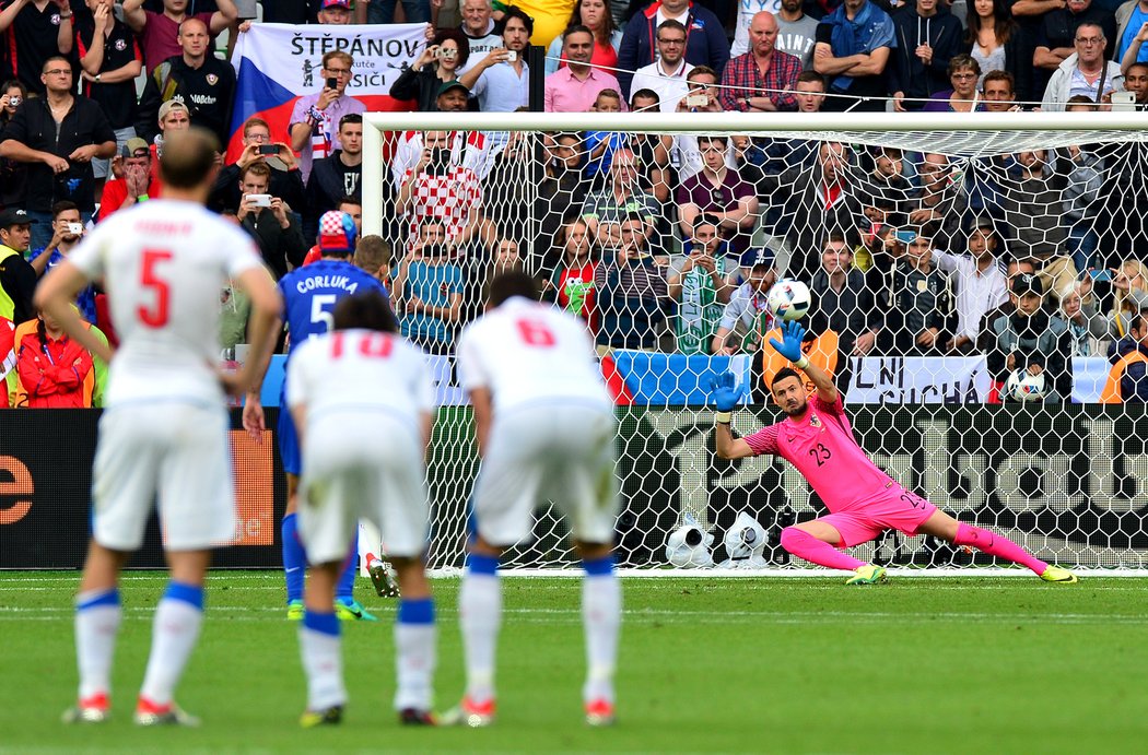 Tomáš Necid se z penalty prosadil na Euro 2016 proti Chorvatsku.